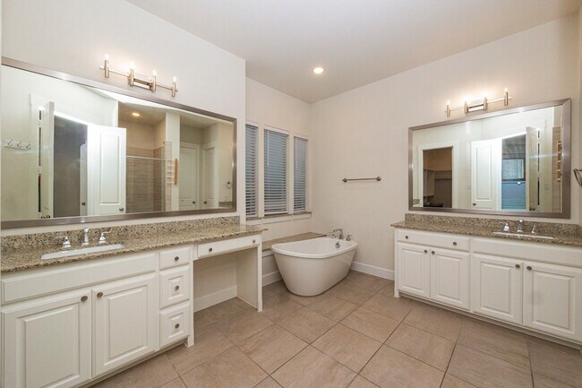 13749 Wickham Ln, Unit 204 in Frisco, TX - Building Photo - Building Photo