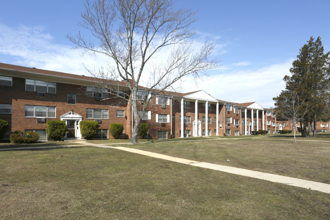 Brentwood Gardens in Old Bridge, NJ - Building Photo