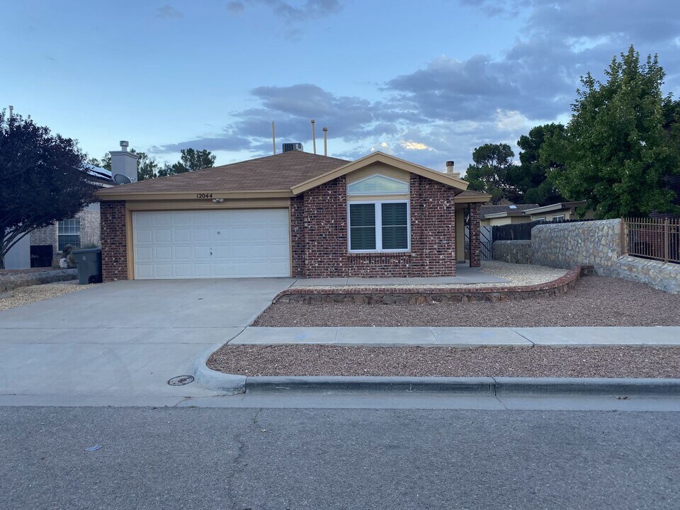 12044 Spire Hill Dr in El Paso, TX - Building Photo
