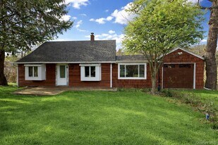 24 Lindner Pl in Smithtown, NY - Building Photo