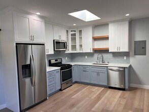 2901 Virginia Ave, Unit B in Santa Monica, CA - Building Photo - Building Photo