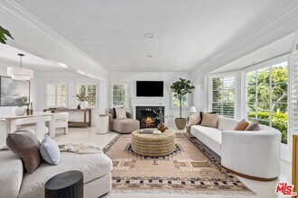 300 N Bowling Green Way in Los Angeles, CA - Building Photo - Building Photo