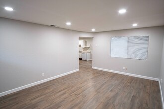 323 Montrose Dr in Folsom, CA - Building Photo - Building Photo