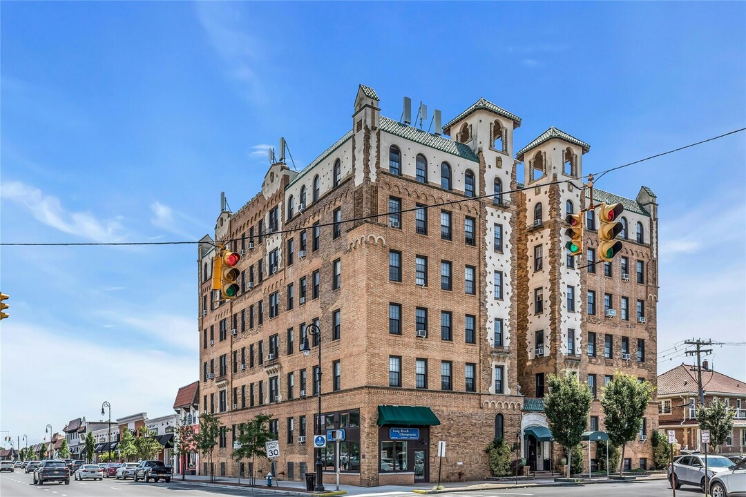 310 Riverside Blvd in Long Beach, NY - Building Photo