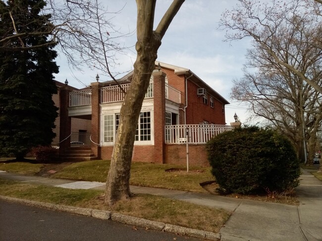 200-19 16th Ave in Queens, NY - Foto de edificio - Building Photo