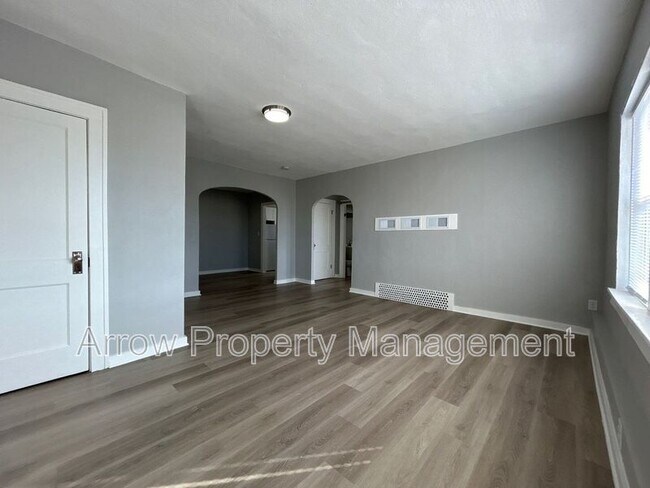 723 Ella St in Beatrice, NE - Foto de edificio - Building Photo