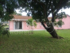 197 Martin Cir in Royal Palm Beach, FL - Building Photo - Building Photo