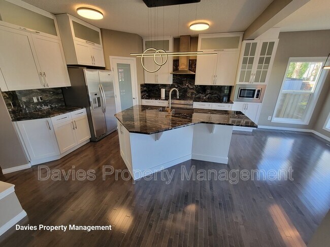 8380 Shaske Crescent NW in Edmonton, AB - Building Photo - Building Photo