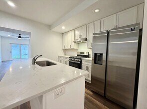 451 Green Ln in Philadelphia, PA - Building Photo - Building Photo