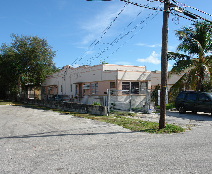 725 NE 83rd Ter in Miami, FL - Building Photo