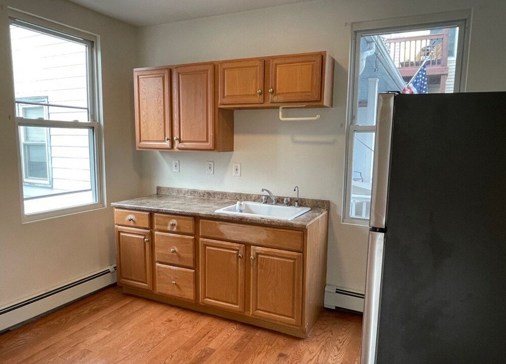 75 Putnam St in Boston, MA - Building Photo