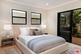 1039 Havenhurst Dr in West Hollywood, CA - Building Photo - Building Photo