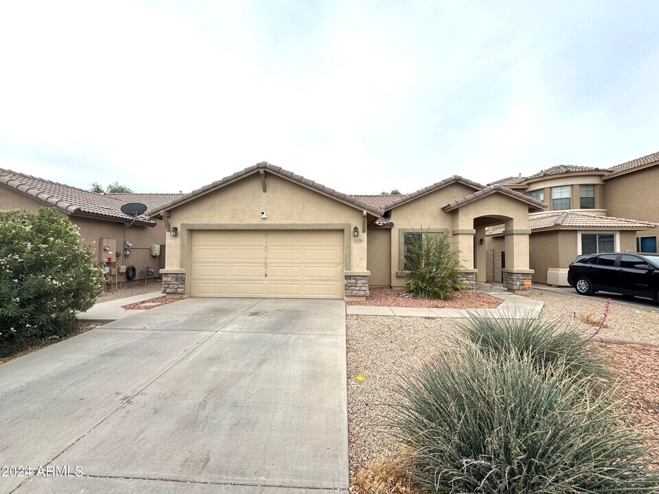 43385 W Chisholm Dr in Maricopa, AZ - Foto de edificio