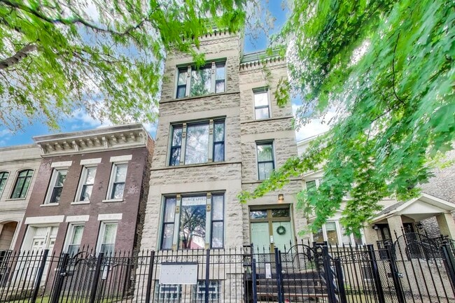 property at 1633 W Huron St