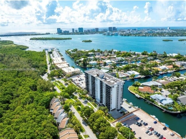 2500 NE 135th St in North Miami, FL - Building Photo - Building Photo