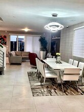 6846 NW 103rd Ave in Doral, FL - Foto de edificio - Building Photo