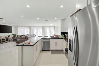 3961 Adra Ave in Doral, FL - Foto de edificio - Building Photo