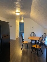 198 Tecumseh St, Unit 3rd floor in Fall River, MA - Foto de edificio - Building Photo