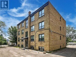 9901 Yonge St in Richmond Hill, ON - Building Photo - Building Photo