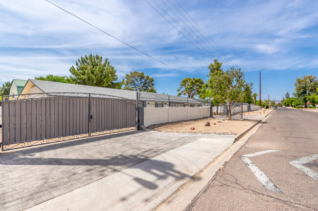 2230 N 42nd St in Phoenix, AZ - Building Photo - Building Photo