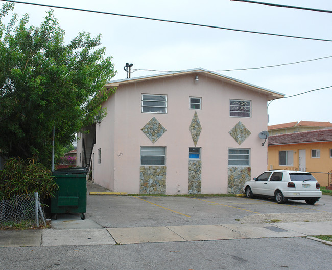 629 SW 10th St in Miami, FL - Building Photo - Building Photo