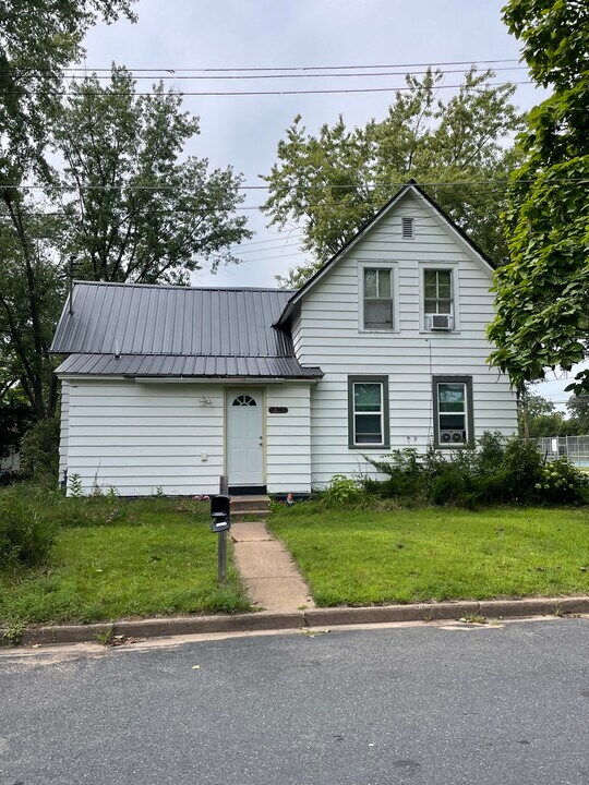 1803 5th St E in Menomonie, WI - Building Photo