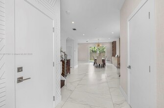 10373 NW 68th Ter in Doral, FL - Building Photo - Building Photo