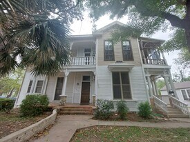 822 E Carson St in San Antonio, TX - Building Photo