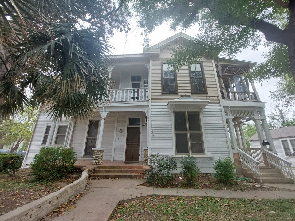822 E Carson St in San Antonio, TX - Building Photo