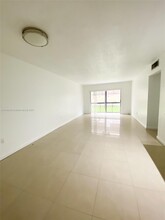 633 S Royal Poinciana Blvd in Miami Springs, FL - Building Photo - Building Photo