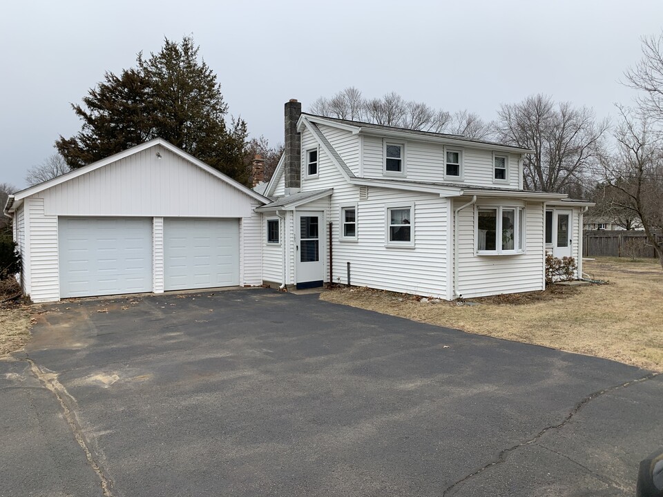 131 Shaker Rd in Enfield, CT - Foto de edificio