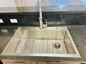 6611 W Sam Houston Pkwy S in Houston, TX - Foto de edificio - Building Photo