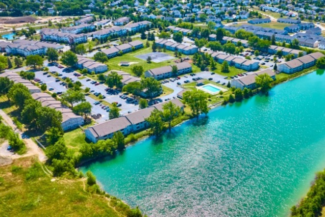 Perry Lake Village in Perrysburg, OH - Foto de edificio