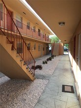 105 W 26th St in Hialeah, FL - Foto de edificio - Building Photo