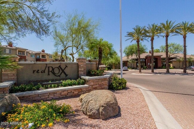 5401 E Van Buren St in Phoenix, AZ - Foto de edificio - Building Photo