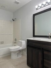 447 Lakeview Dr in Weston, FL - Building Photo - Building Photo
