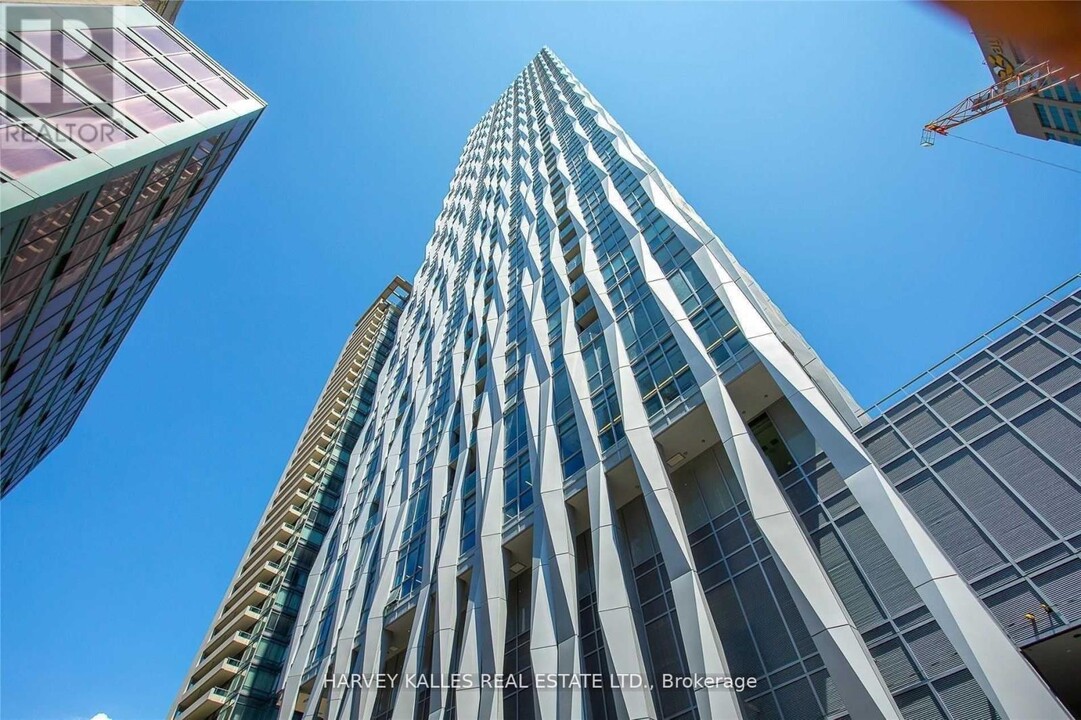 1 Yorkville Ave in Toronto, ON - Building Photo