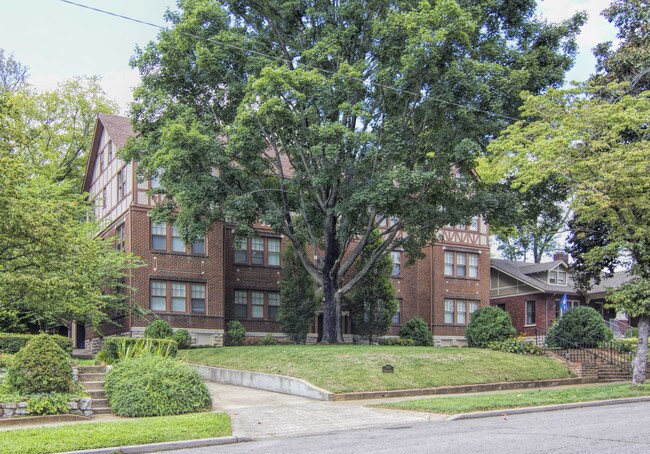 3810 Whitland Ave in Nashville, TN - Foto de edificio - Building Photo