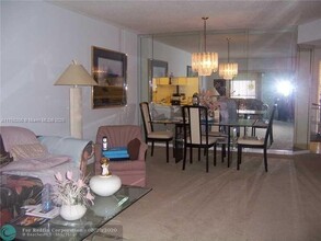 4950 E Sabal Palm Blvd in Tamarac, FL - Building Photo - Building Photo