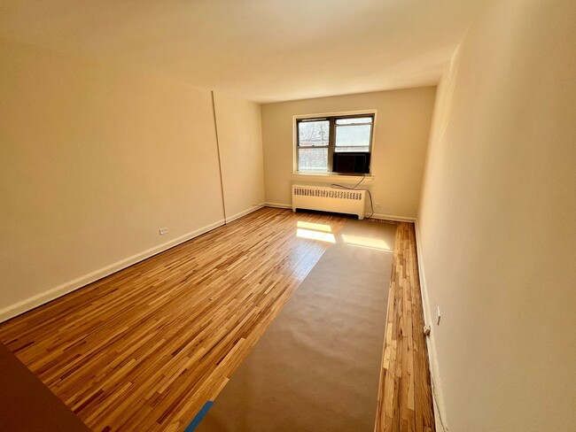 194-3 37th Ave in Queens, NY - Foto de edificio - Building Photo