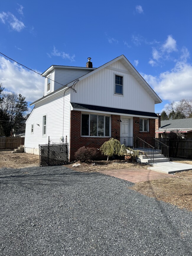 1819 Edgely Rd in Levittown, PA - Building Photo - Building Photo