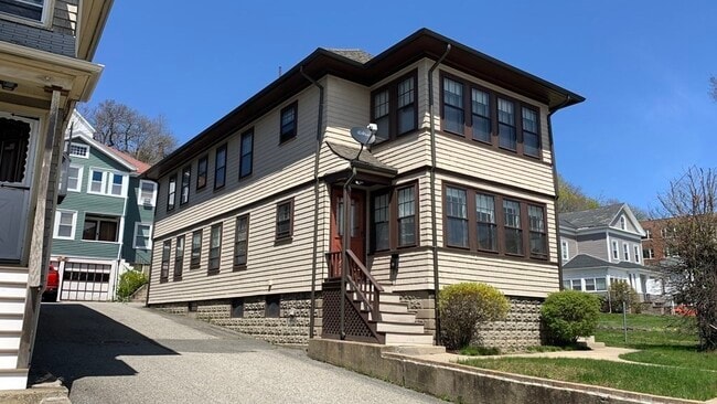 529 Pleasant St in Malden, MA - Building Photo - Building Photo