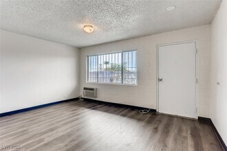 4600 University Center Dr in Las Vegas, NV - Building Photo - Building Photo