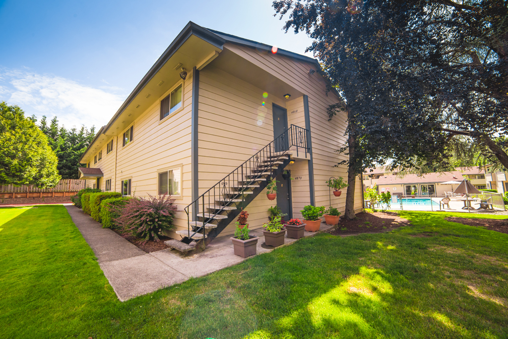 LAURELWOOD ESTATES in Portland, OR - Building Photo