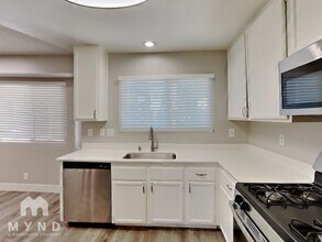 4423 Honeycomb Dr in Las Vegas, NV - Building Photo - Building Photo