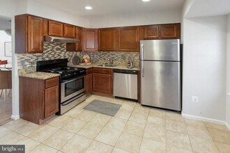 9506 Poplar Leaf Ct in Fairfax, VA - Building Photo - Building Photo