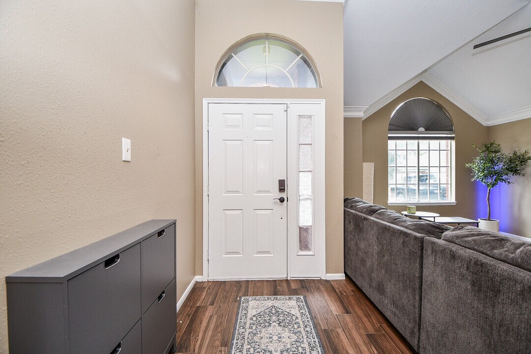 8323 Lake Crystal Dr in Houston, TX - Building Photo