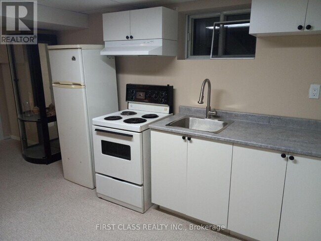 11 Ellington Dr in Toronto, ON - Building Photo - Building Photo