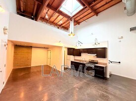 1734 N Main St in Los Angeles, CA - Building Photo