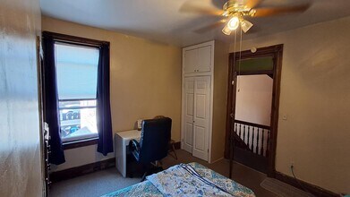 7 Oakland Sq, Unit Second Middle in Pittsburgh, PA - Foto de edificio - Building Photo